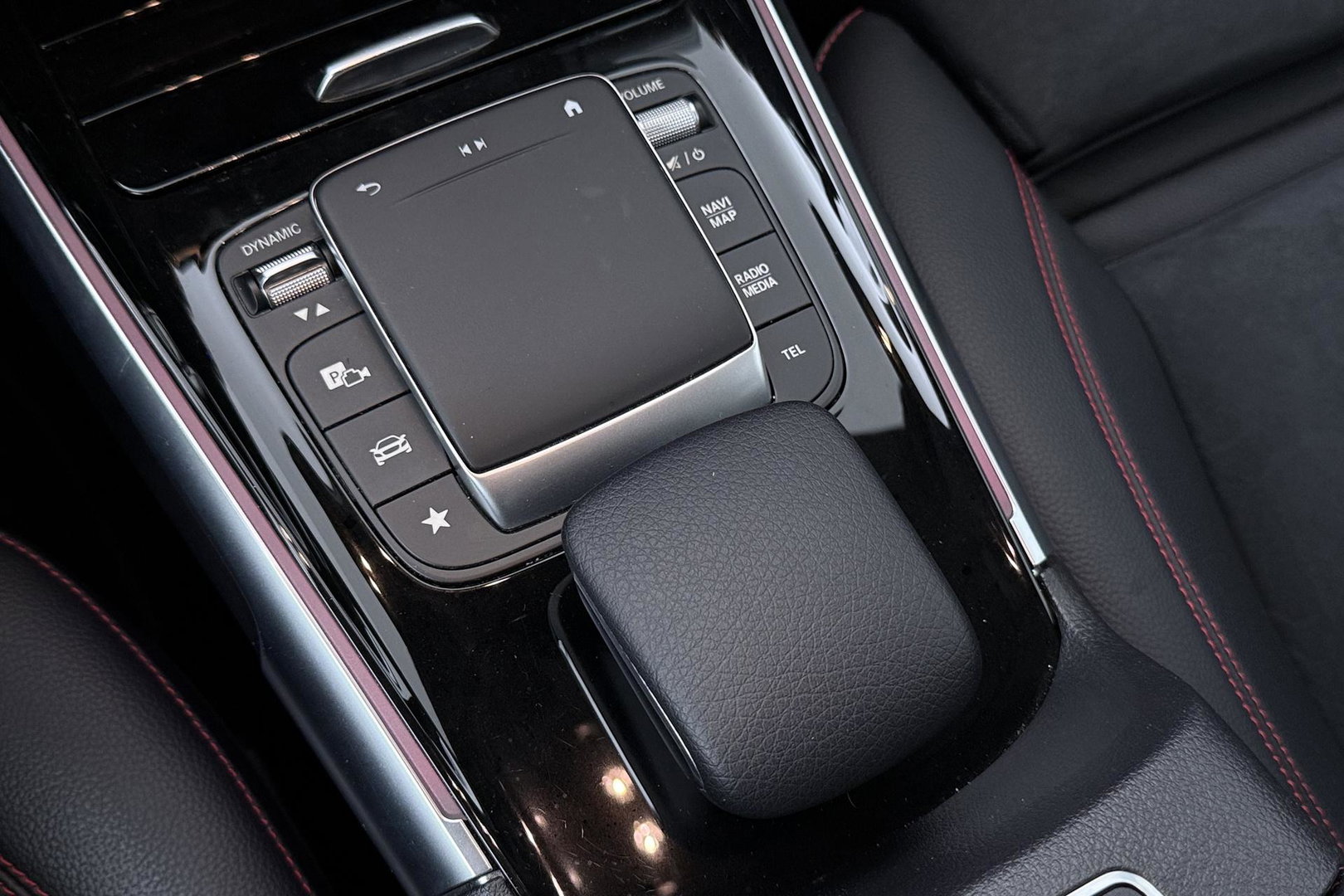 Mercedes-Benz GLB 200 Business Solution AMG | Night Pakket | Camera | Dodehoekdetectie | Stoelverwarming | Sfeerverlichting