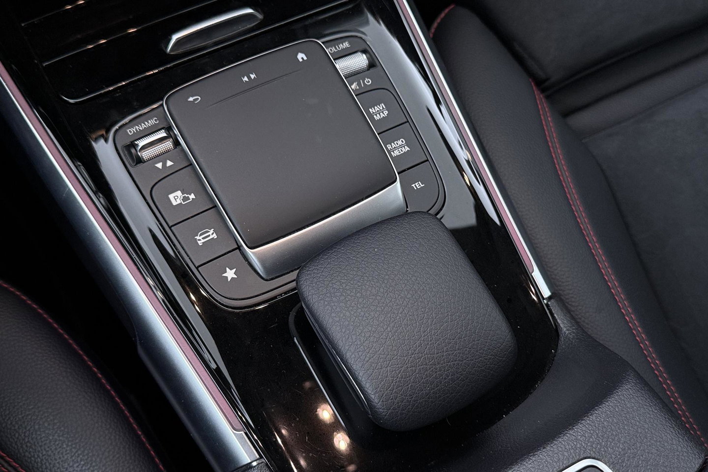 Mercedes-Benz GLB 200 Business Solution AMG | Night Pakket | Camera | Dodehoekdetectie | Stoelverwarming | Sfeerverlichting