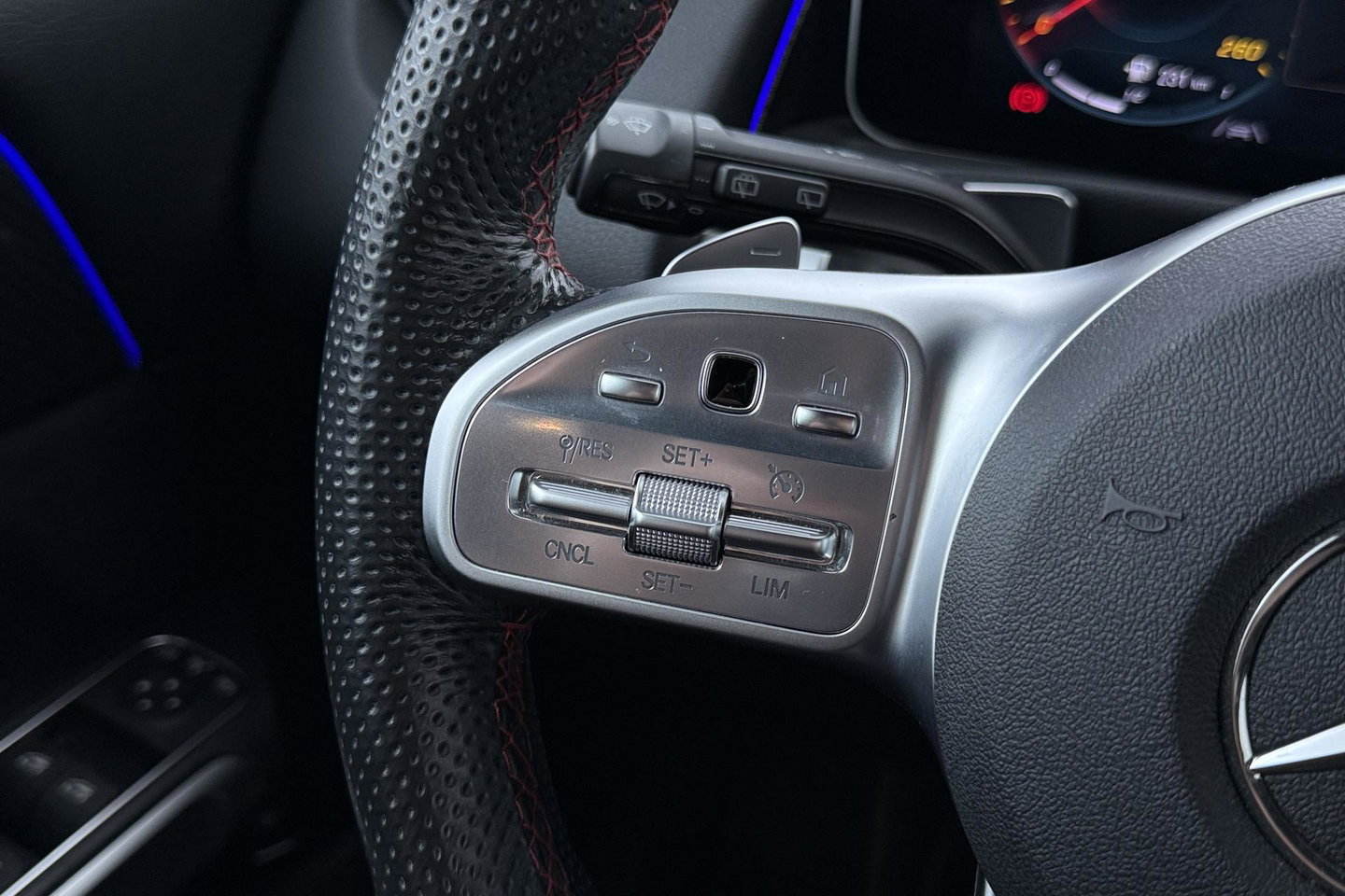 Mercedes-Benz GLB 200 Business Solution AMG | Night Pakket | Camera | Dodehoekdetectie | Stoelverwarming | Sfeerverlichting