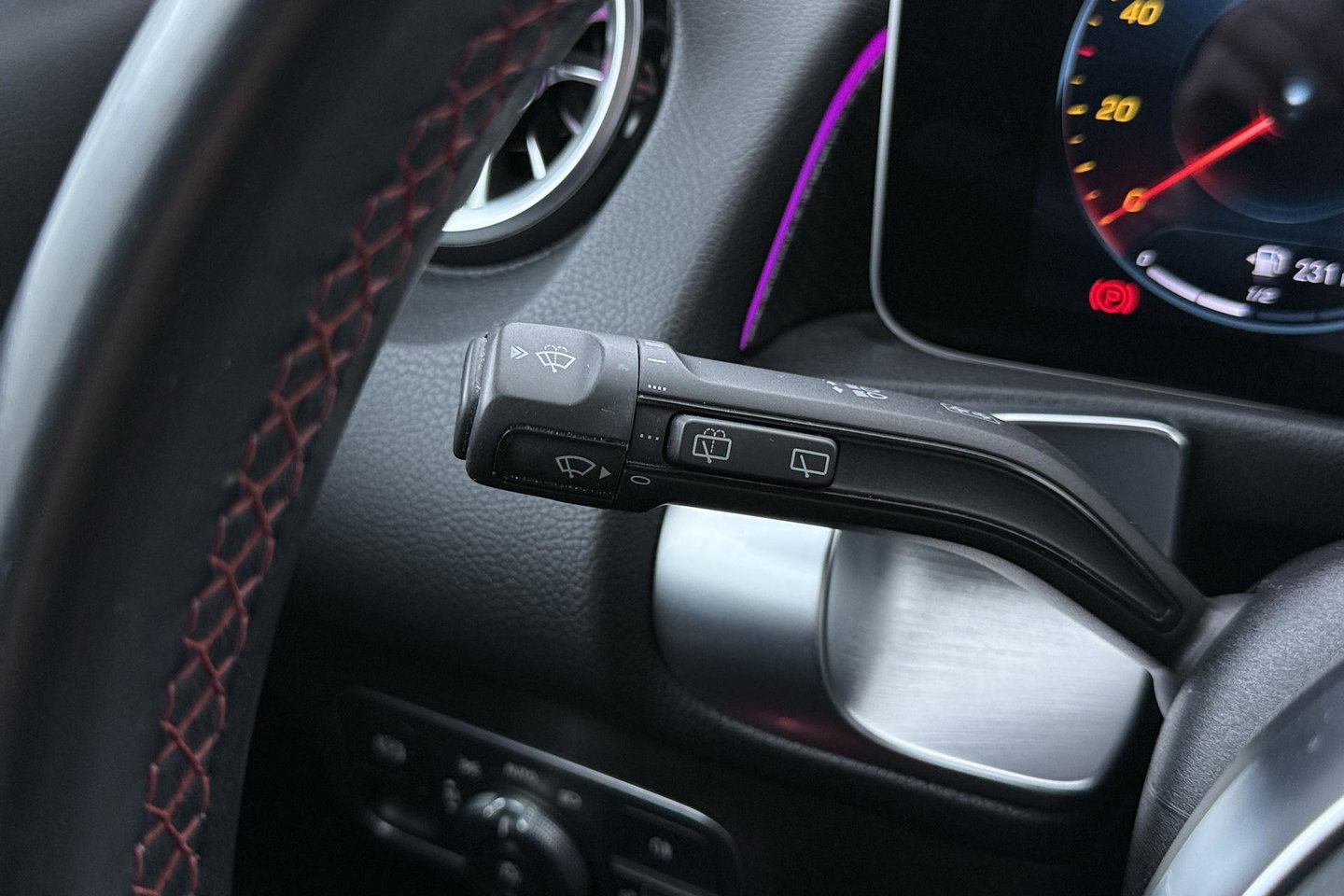 Mercedes-Benz GLB 200 Business Solution AMG | Night Pakket | Camera | Dodehoekdetectie | Stoelverwarming | Sfeerverlichting