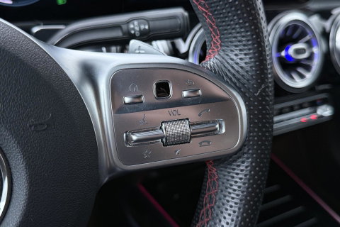 Mercedes-Benz GLB 200 Business Solution AMG | Night Pakket | Camera | Dodehoekdetectie | Stoelverwarming | Sfeerverlichting