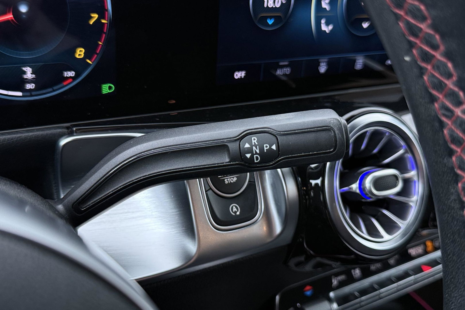 Mercedes-Benz GLB 200 Business Solution AMG | Night Pakket | Camera | Dodehoekdetectie | Stoelverwarming | Sfeerverlichting