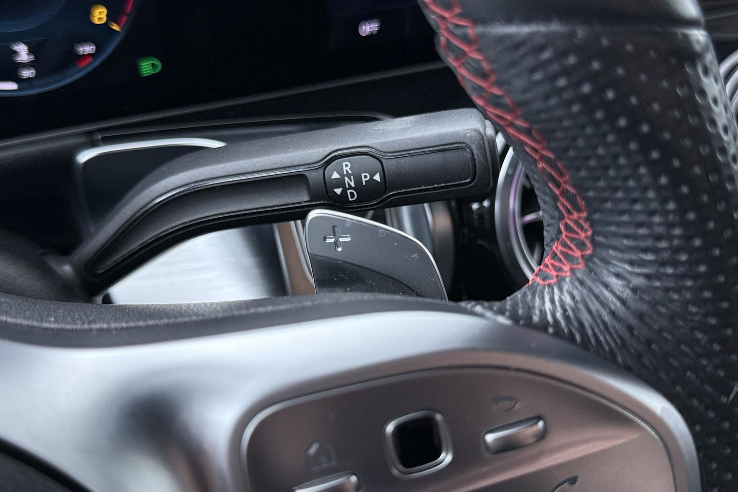 Mercedes-Benz GLB 200 Business Solution AMG | Night Pakket | Camera | Dodehoekdetectie | Stoelverwarming | Sfeerverlichting