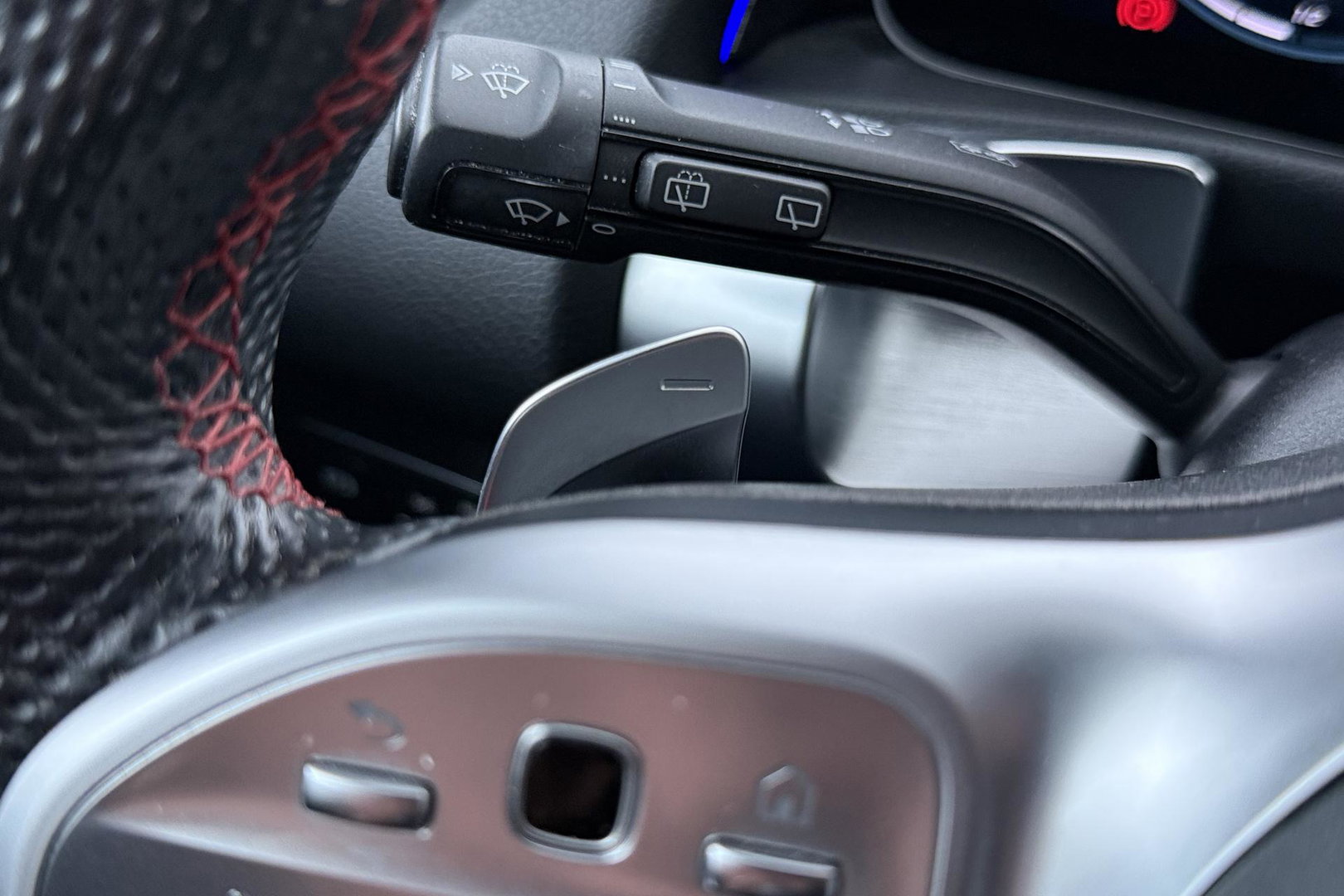 Mercedes-Benz GLB 200 Business Solution AMG | Night Pakket | Camera | Dodehoekdetectie | Stoelverwarming | Sfeerverlichting