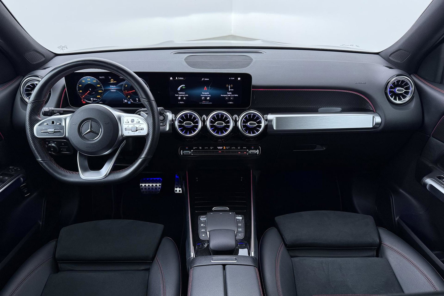 Mercedes-Benz GLB 200 Business Solution AMG | Night Pakket | Camera | Dodehoekdetectie | Stoelverwarming | Sfeerverlichting
