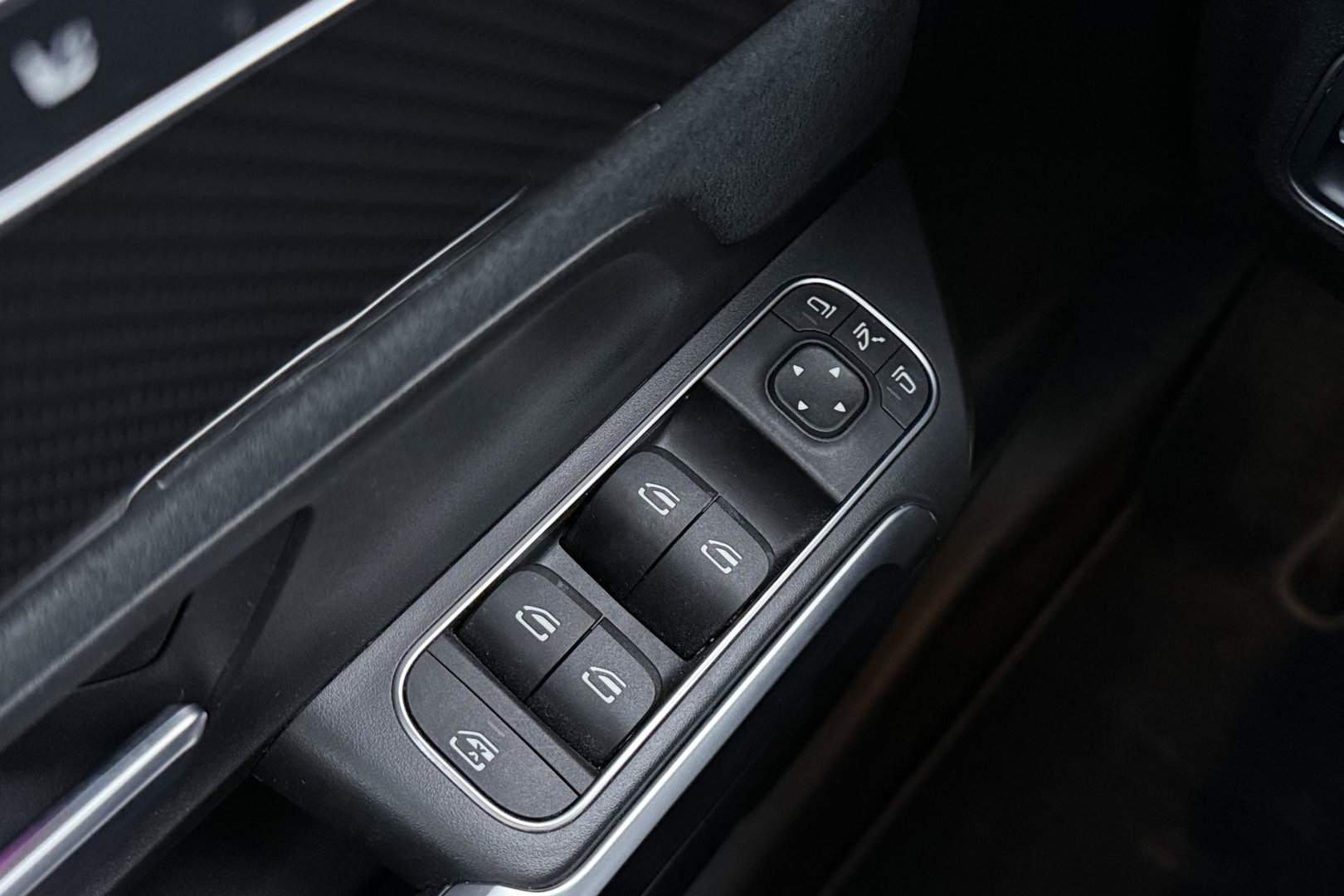 Mercedes-Benz GLB 200 Business Solution AMG | Night Pakket | Camera | Dodehoekdetectie | Stoelverwarming | Sfeerverlichting
