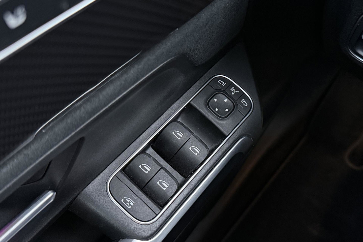 Mercedes-Benz GLB 200 Business Solution AMG | Night Pakket | Camera | Dodehoekdetectie | Stoelverwarming | Sfeerverlichting