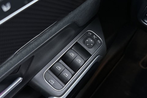 Mercedes-Benz GLB 200 Business Solution AMG | Night Pakket | Camera | Dodehoekdetectie | Stoelverwarming | Sfeerverlichting