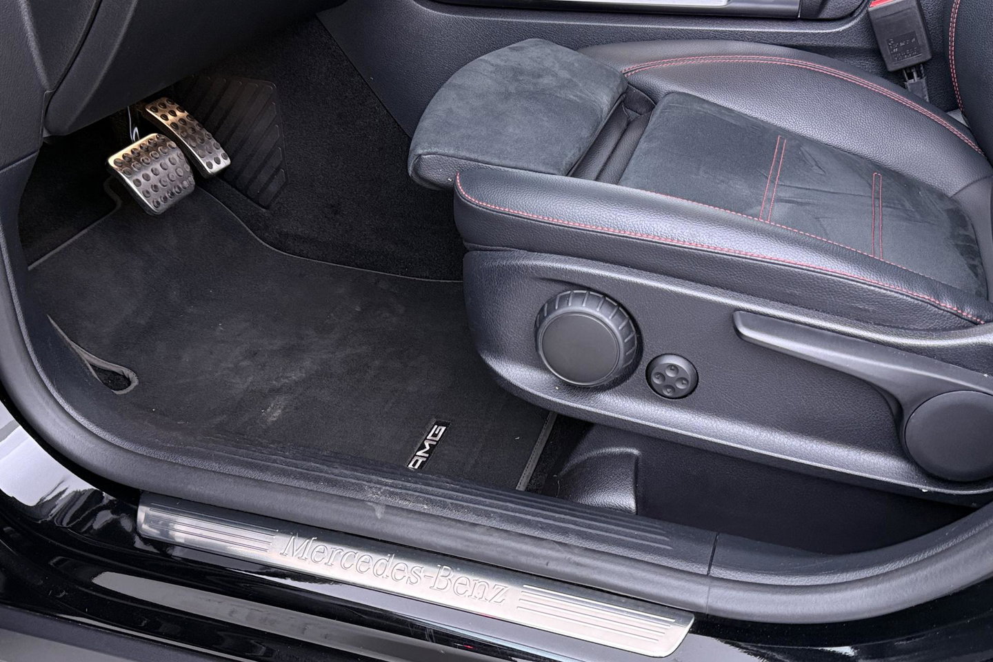 Mercedes-Benz GLB 200 Business Solution AMG | Night Pakket | Camera | Dodehoekdetectie | Stoelverwarming | Sfeerverlichting