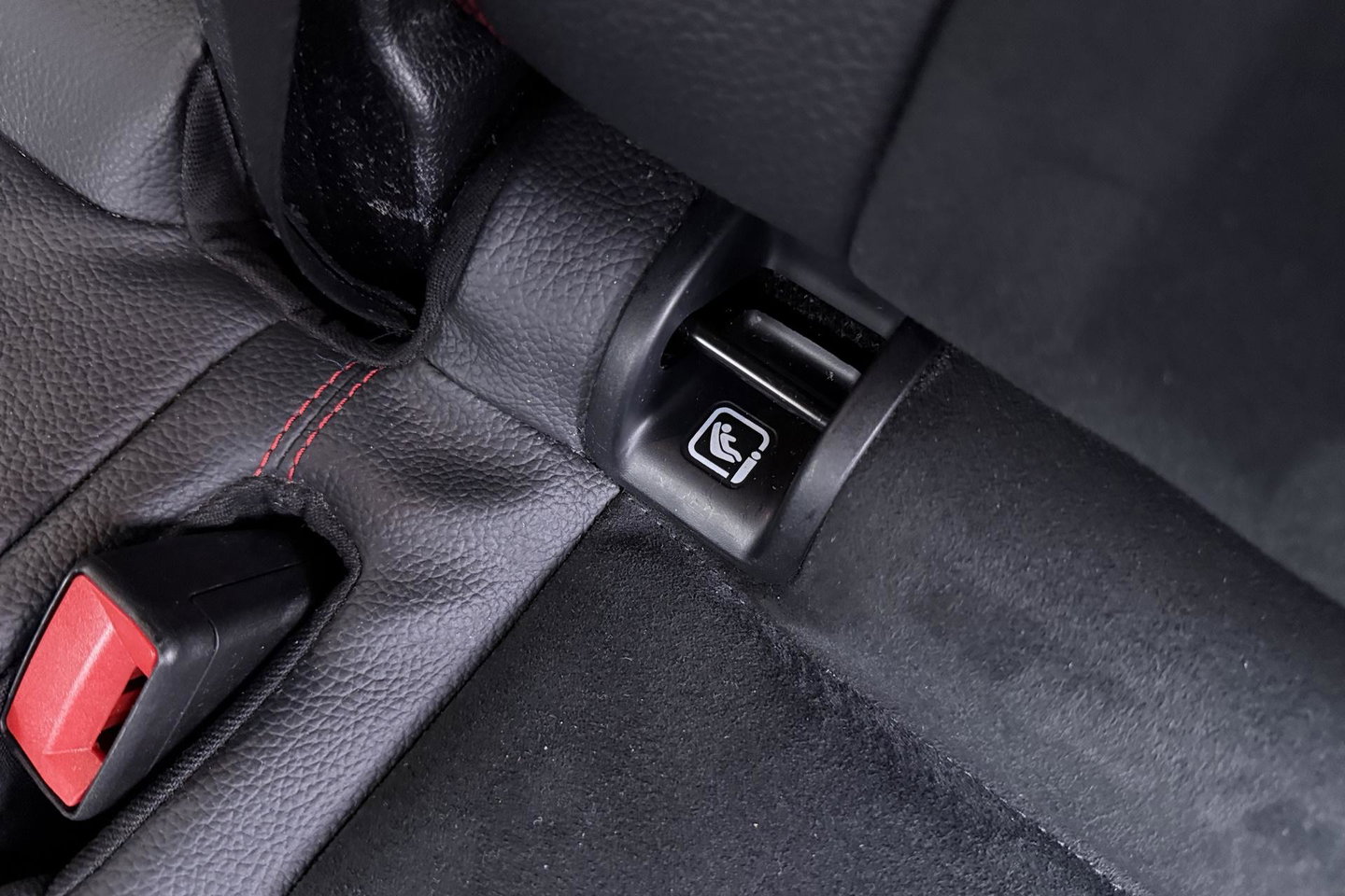 Mercedes-Benz GLB 200 Business Solution AMG | Night Pakket | Camera | Dodehoekdetectie | Stoelverwarming | Sfeerverlichting