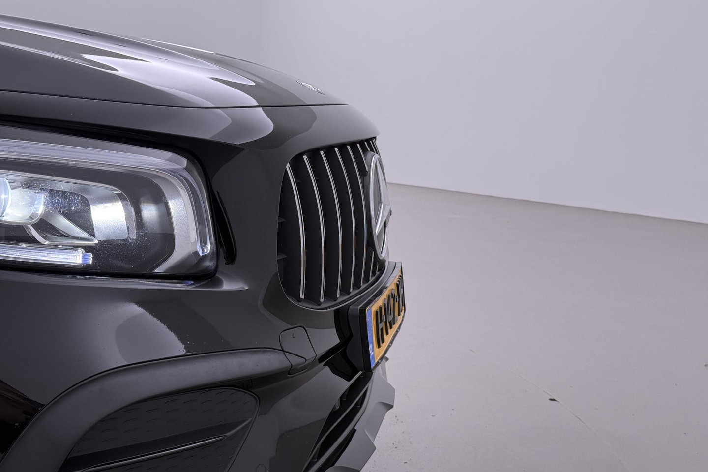Mercedes-Benz GLB 200 Business Solution AMG | Night Pakket | Camera | Dodehoekdetectie | Stoelverwarming | Sfeerverlichting