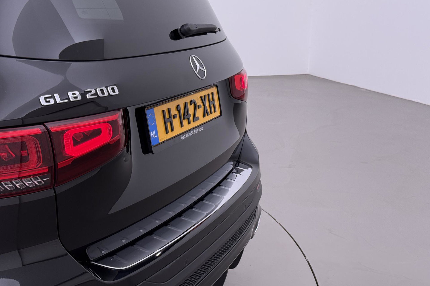 Mercedes-Benz GLB 200 Business Solution AMG | Night Pakket | Camera | Dodehoekdetectie | Stoelverwarming | Sfeerverlichting