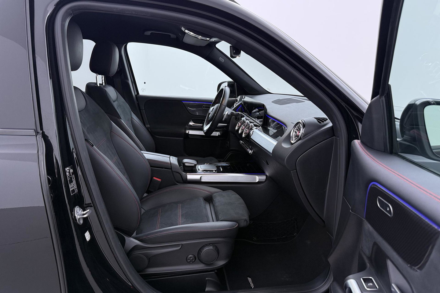 Mercedes-Benz GLB 200 Business Solution AMG | Night Pakket | Camera | Dodehoekdetectie | Stoelverwarming | Sfeerverlichting
