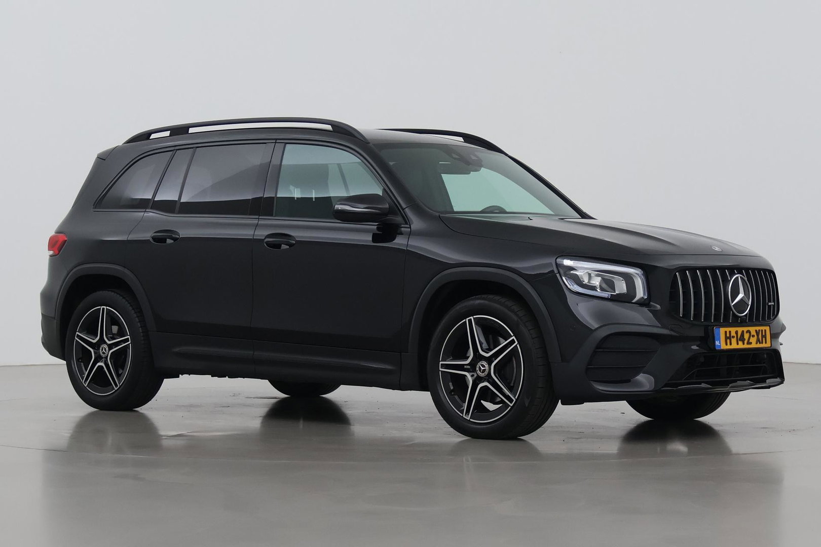 Mercedes-Benz GLB 200 Business Solution AMG | Night Pakket | Camera | Dodehoekdetectie | Stoelverwarming | Sfeerverlichting