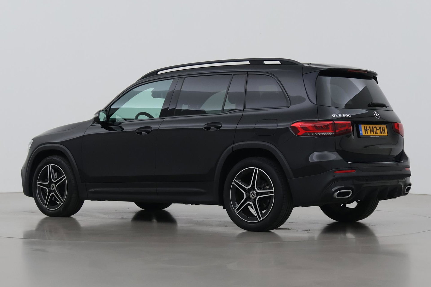 Mercedes-Benz GLB 200 Business Solution AMG | Night Pakket | Camera | Dodehoekdetectie | Stoelverwarming | Sfeerverlichting