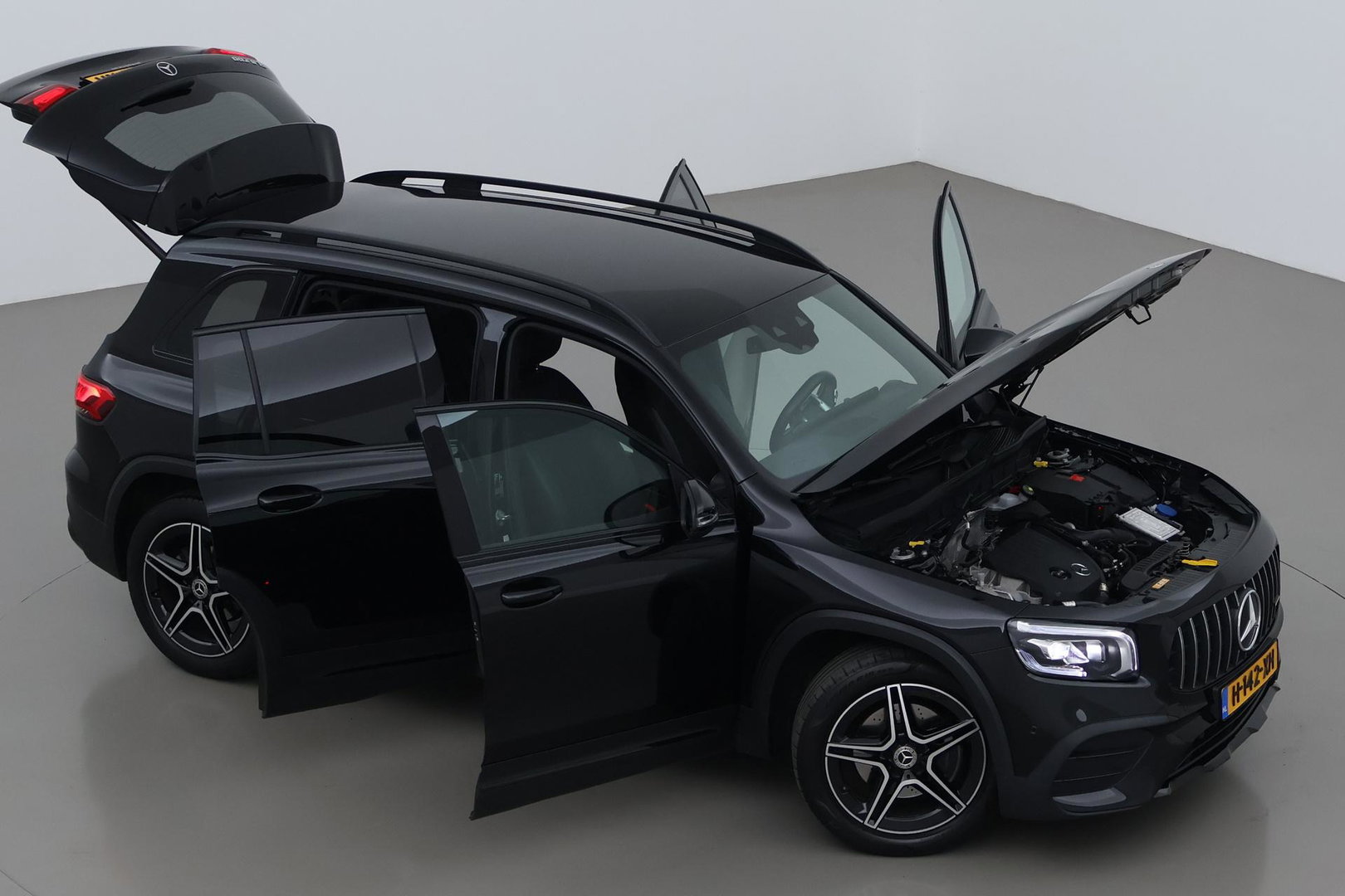 Mercedes-Benz GLB 200 Business Solution AMG | Night Pakket | Camera | Dodehoekdetectie | Stoelverwarming | Sfeerverlichting