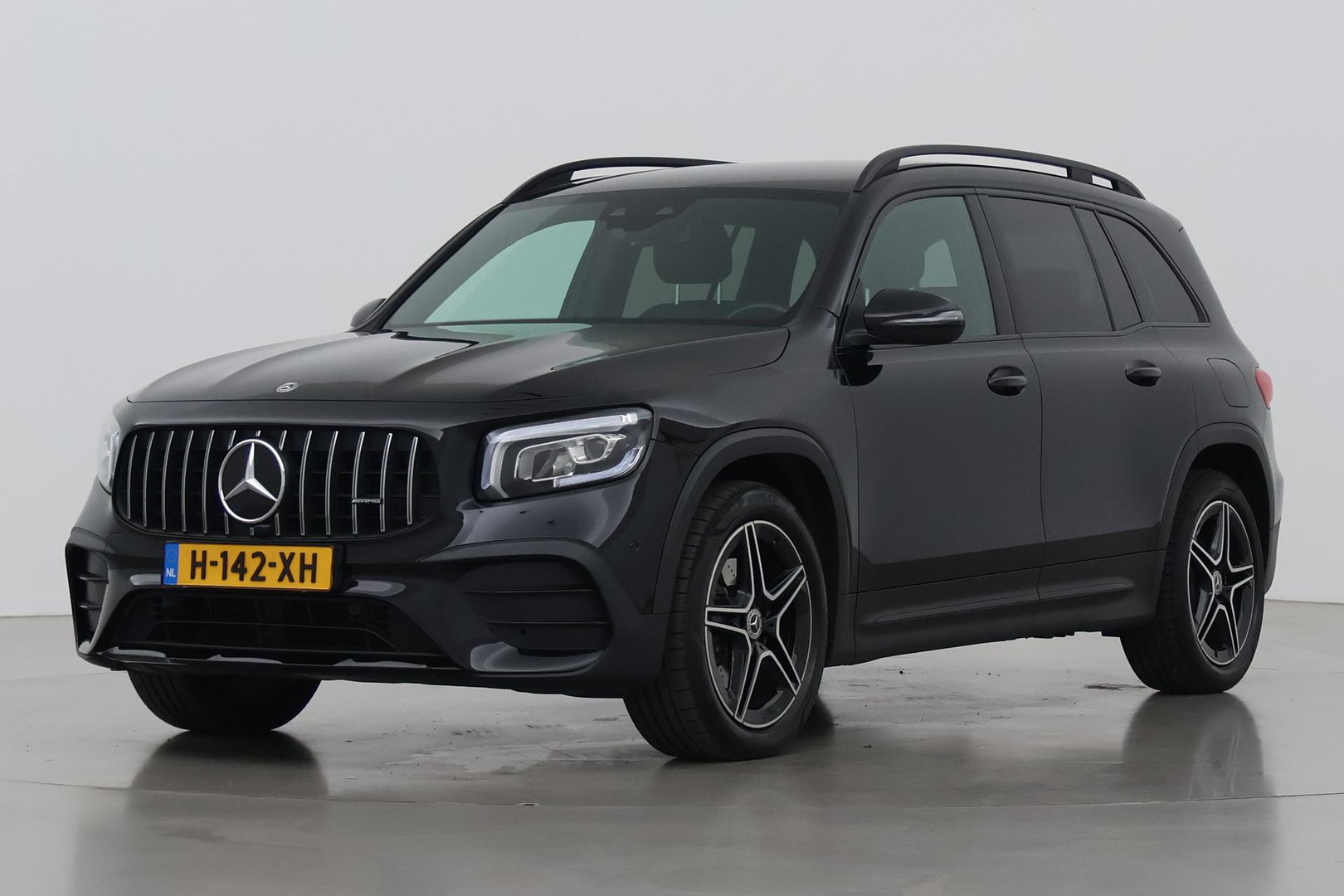Mercedes-Benz GLB 200 Business Solution AMG | Night Pakket | Camera | Dodehoekdetectie | Stoelverwarming | Sfeerverlichting