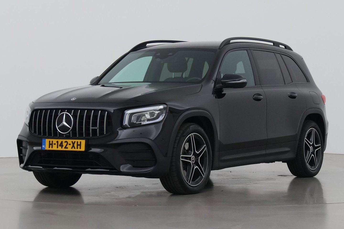 Mercedes-Benz GLB 200 Business Solution AMG | Night Pakket | Camera | Dodehoekdetectie | Stoelverwarming | Sfeerverlichting
