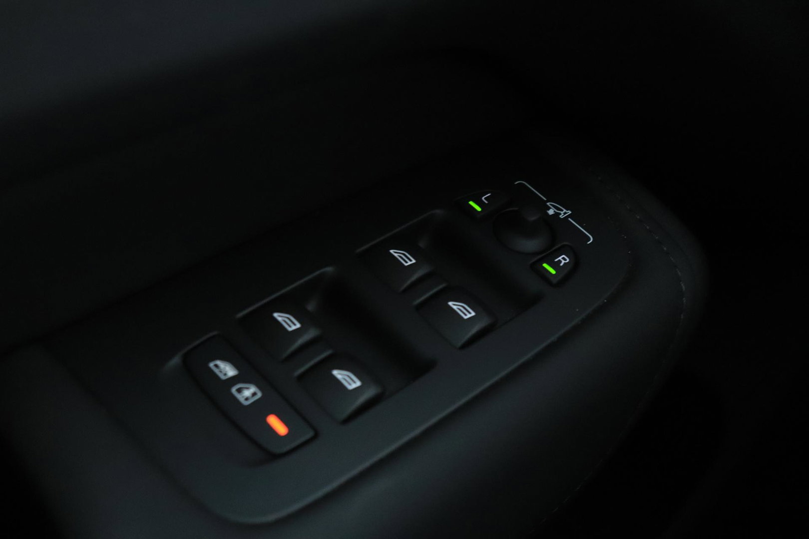 Volvo XC60 T8 Plug-in hybrid Plus Dark | ACC | Harman/Kardon | Panoramadak | Head-Up | Memory | Stoelventilatie
