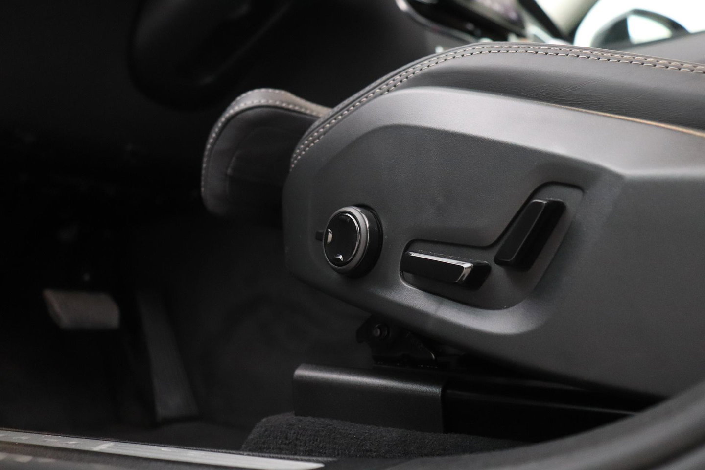 Volvo XC60 T8 Plug-in hybrid Plus Dark | ACC | Harman/Kardon | Panoramadak | Head-Up | Memory | Stoelventilatie