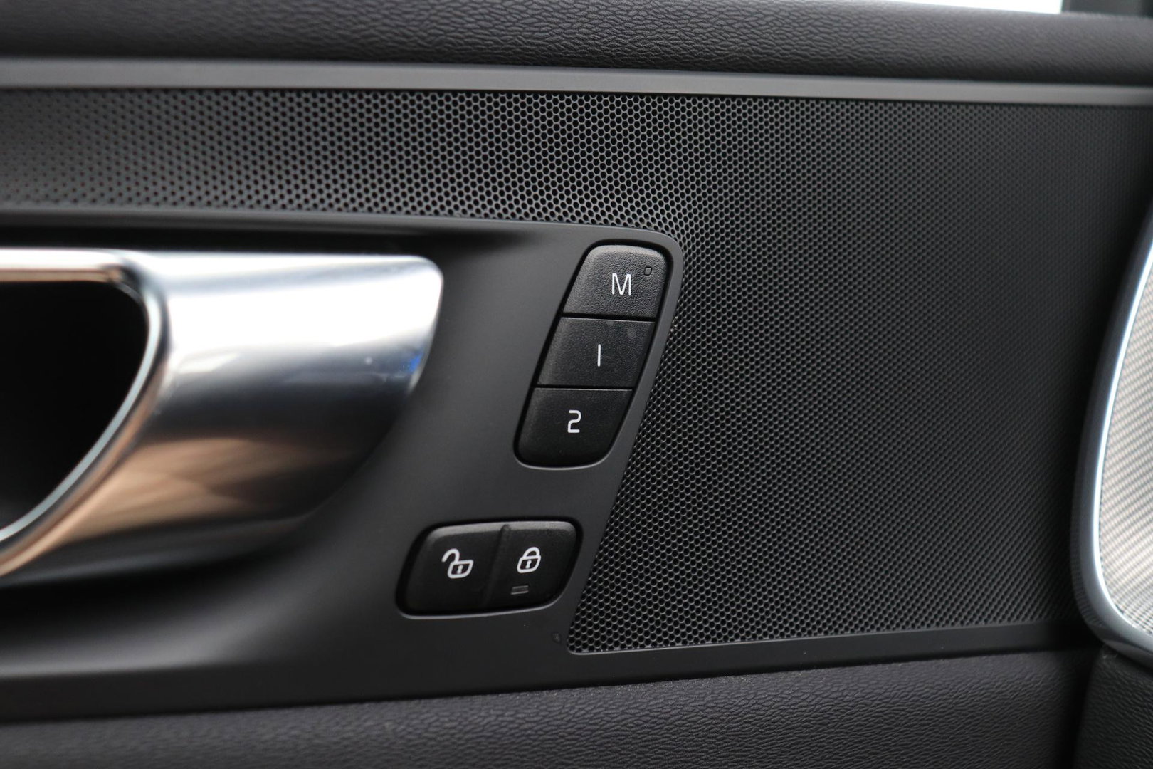 Volvo XC60 B4 Plus Dark | ACC | Camera | BLIS | Memory | Keyless | 19 Inch