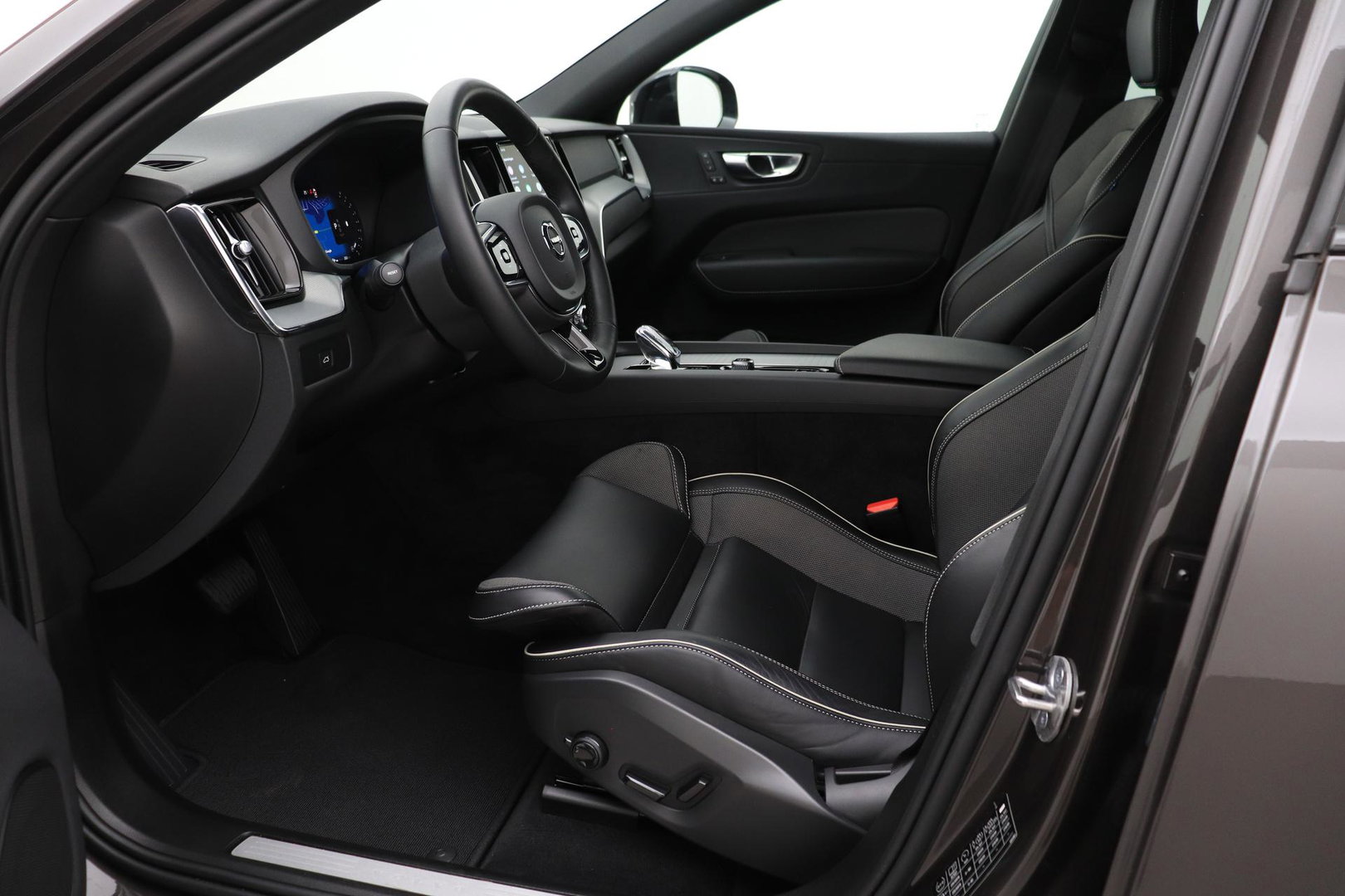 Volvo XC60 B4 Plus Dark | ACC | Camera | BLIS | Memory | Keyless | 19 Inch