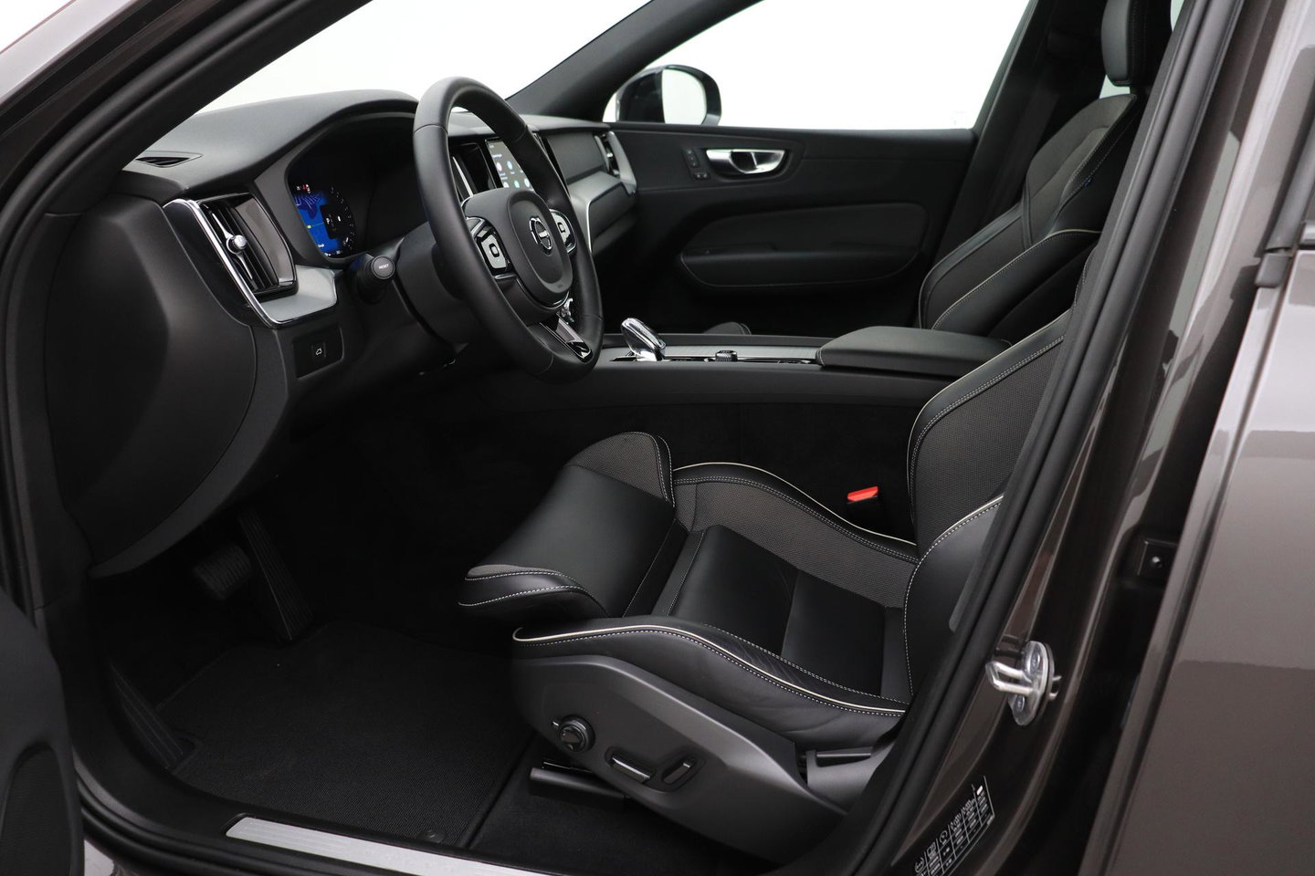Volvo XC60 B4 Plus Dark | ACC | Camera | BLIS | Memory | Keyless | 19 Inch