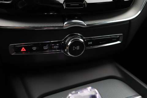 Volvo XC60 B4 Plus Dark | ACC | Camera | BLIS | Memory | Keyless | 19 Inch
