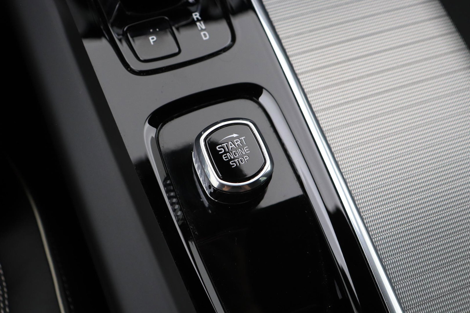 Volvo XC60 B4 Plus Dark | ACC | Camera | BLIS | Memory | Keyless | 19 Inch