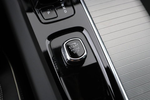 Volvo XC60 B4 Plus Dark | ACC | Camera | BLIS | Memory | Keyless | 19 Inch