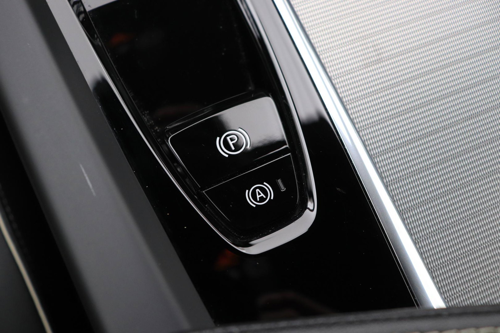 Volvo XC60 B4 Plus Dark | ACC | Camera | BLIS | Memory | Keyless | 19 Inch