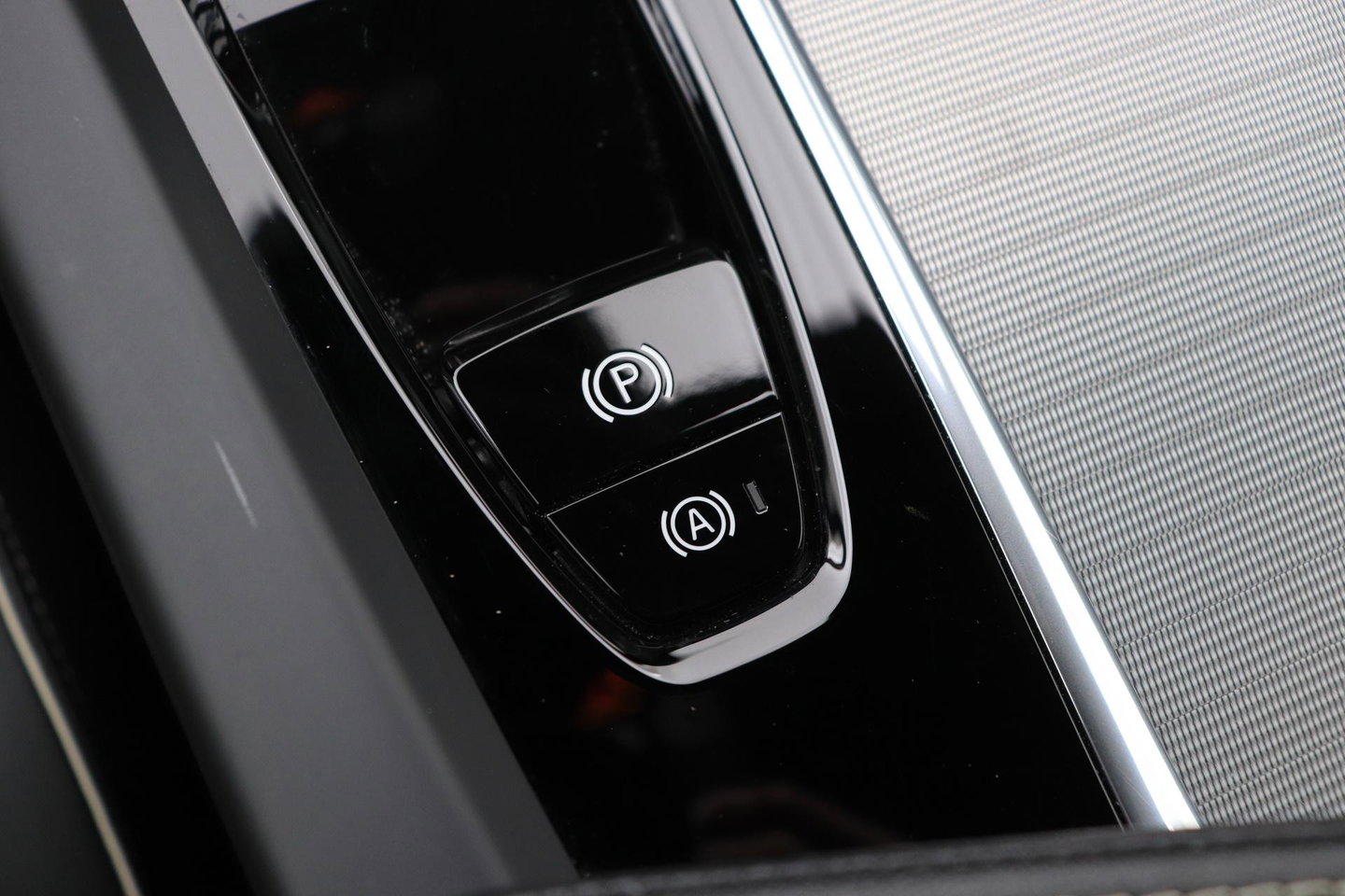 Volvo XC60 B4 Plus Dark | ACC | Camera | BLIS | Memory | Keyless | 19 Inch