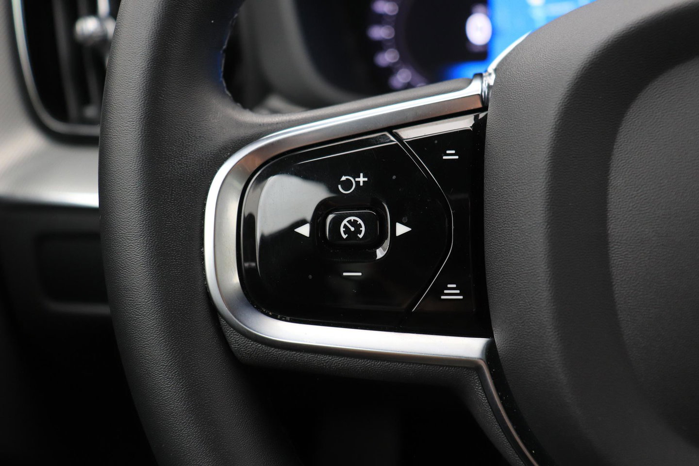 Volvo XC60 B4 Plus Dark | ACC | Camera | BLIS | Memory | Keyless | 19 Inch