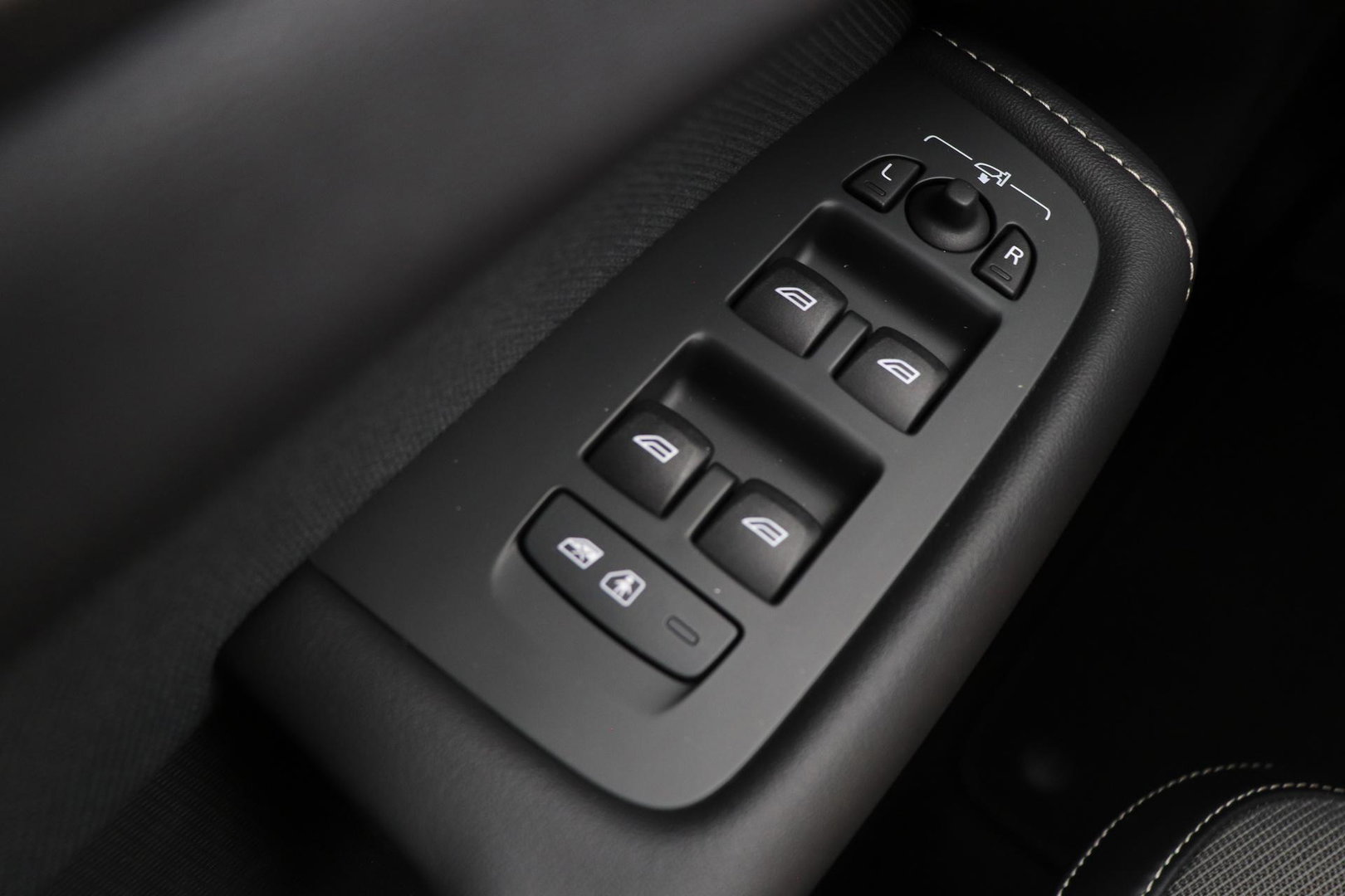 Volvo XC60 B4 Plus Dark | ACC | Camera | BLIS | Memory | Keyless | 19 Inch