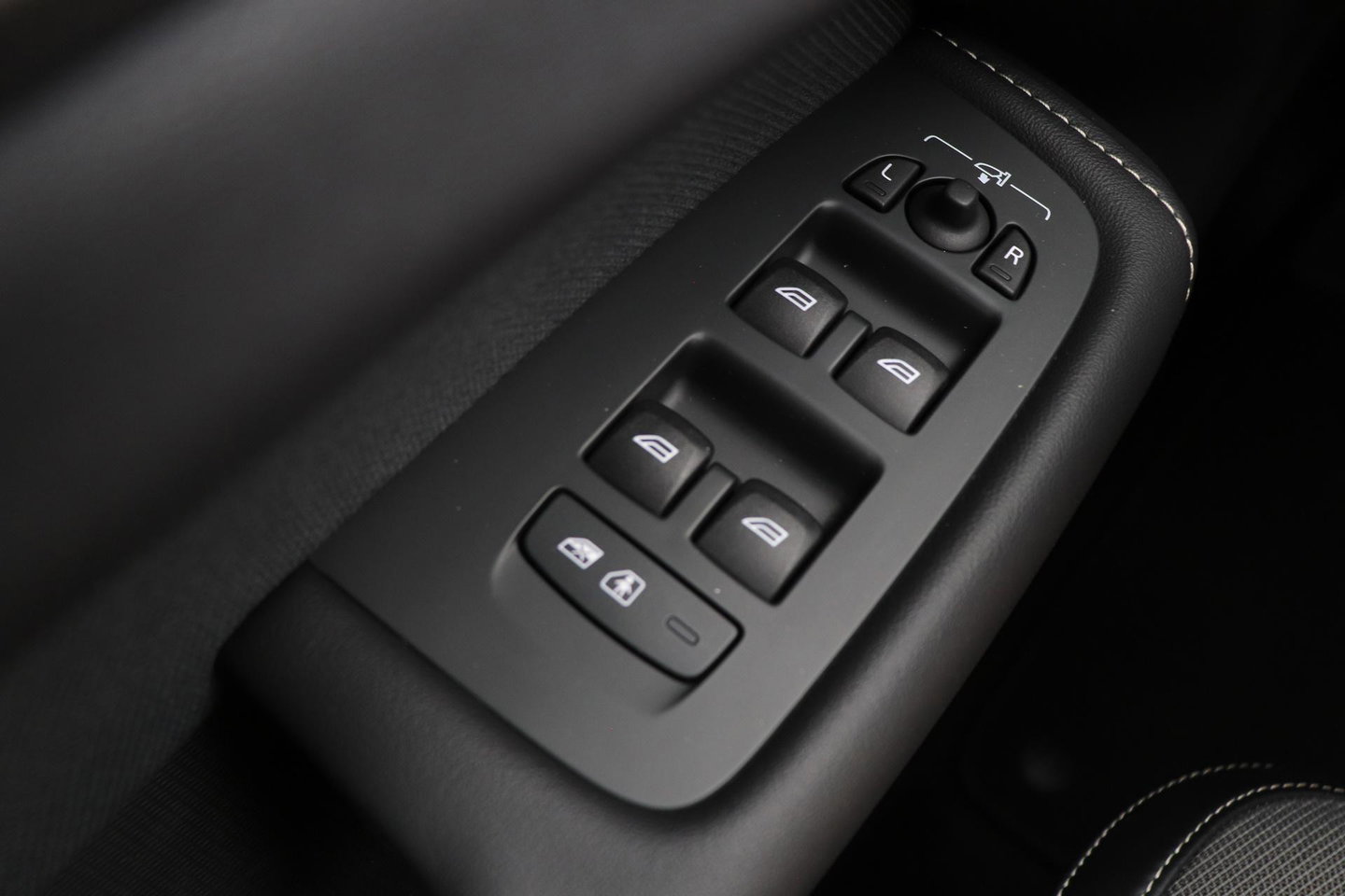 Volvo XC60 B4 Plus Dark | ACC | Camera | BLIS | Memory | Keyless | 19 Inch