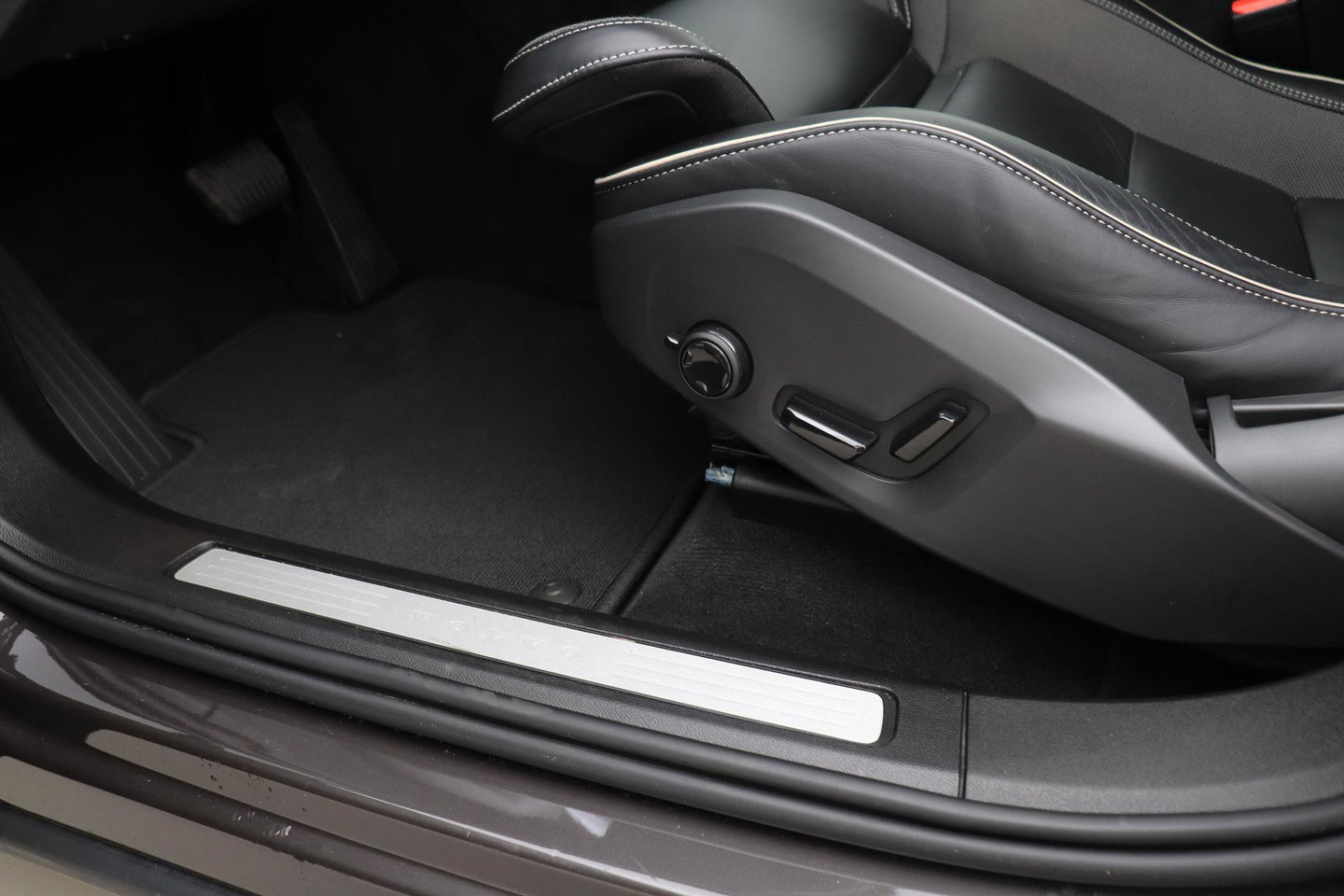 Volvo XC60 B4 Plus Dark | ACC | Camera | BLIS | Memory | Keyless | 19 Inch