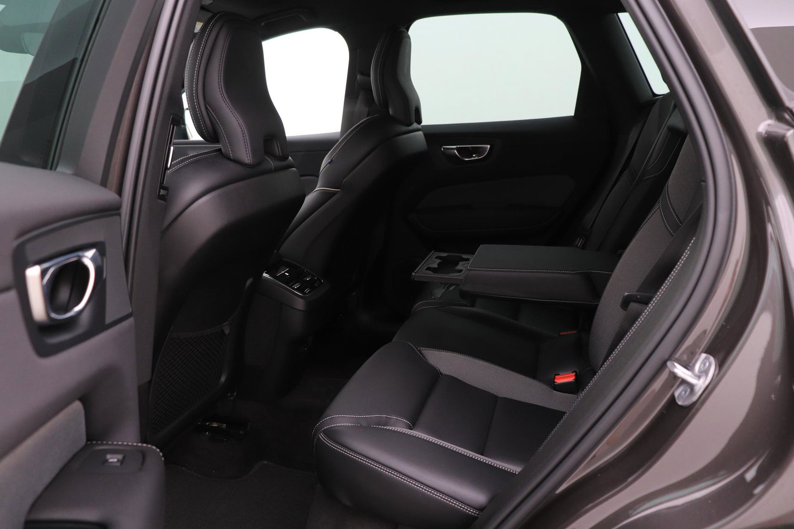 Volvo XC60 B4 Plus Dark | ACC | Camera | BLIS | Memory | Keyless | 19 Inch