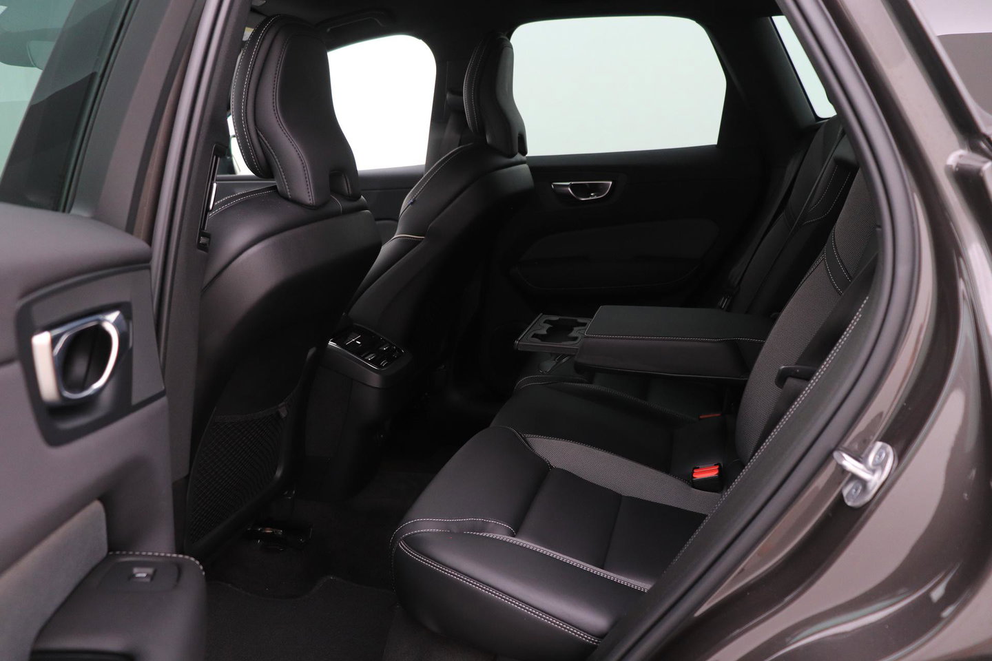 Volvo XC60 B4 Plus Dark | ACC | Camera | BLIS | Memory | Keyless | 19 Inch