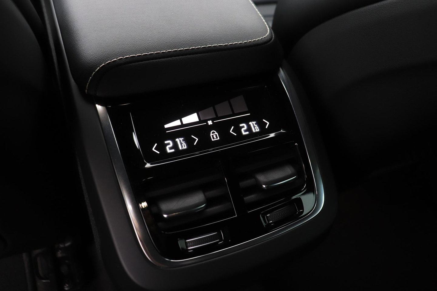 Volvo XC60 B4 Plus Dark | ACC | Camera | BLIS | Memory | Keyless | 19 Inch