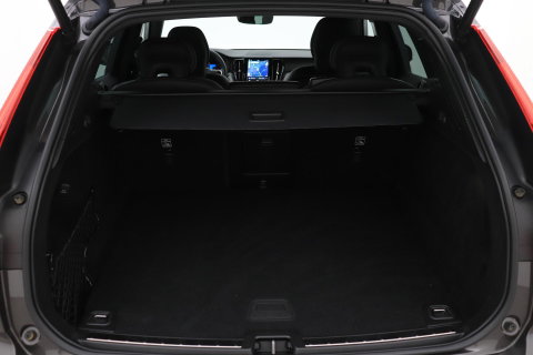 Volvo XC60 B4 Plus Dark | ACC | Camera | BLIS | Memory | Keyless | 19 Inch