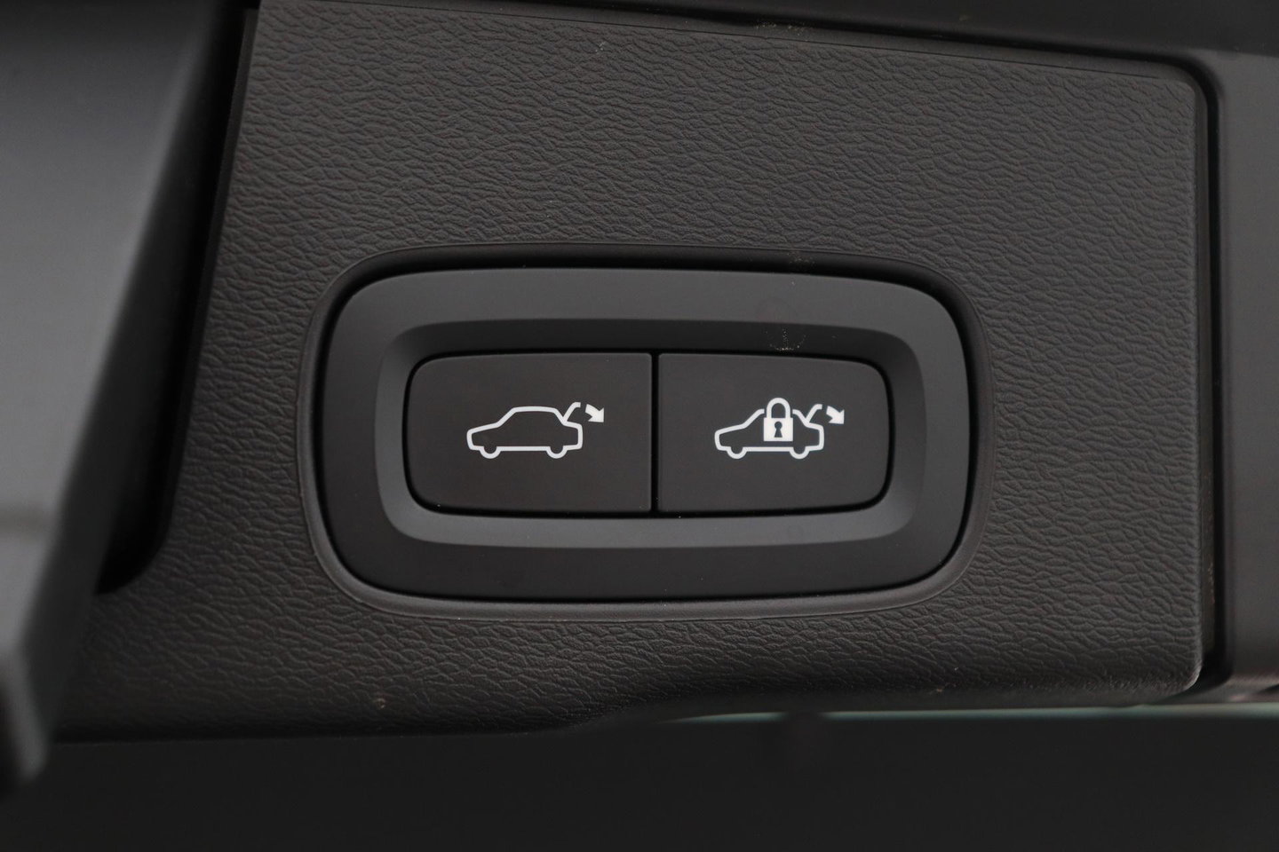 Volvo XC60 B4 Plus Dark | ACC | Camera | BLIS | Memory | Keyless | 19 Inch