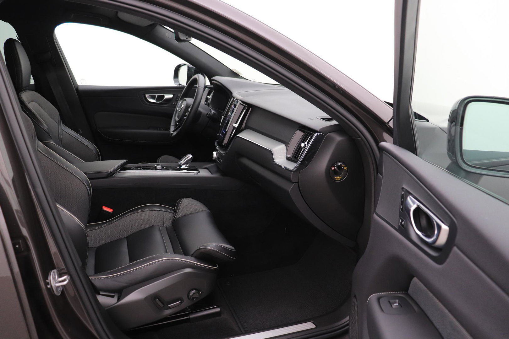 Volvo XC60 B4 Plus Dark | ACC | Camera | BLIS | Memory | Keyless | 19 Inch