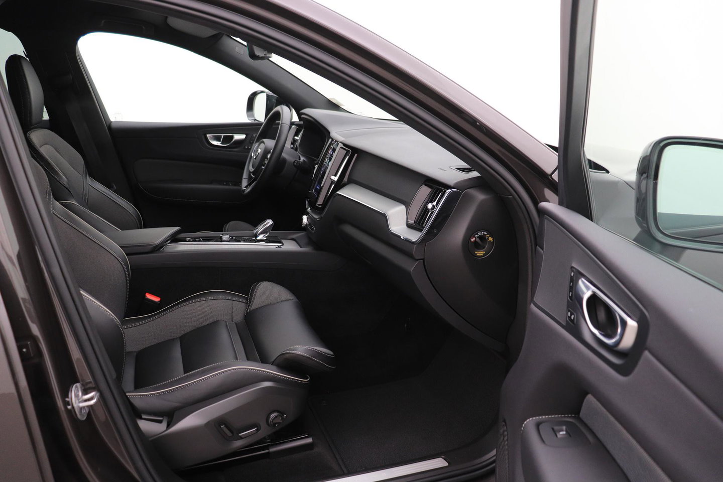 Volvo XC60 B4 Plus Dark | ACC | Camera | BLIS | Memory | Keyless | 19 Inch