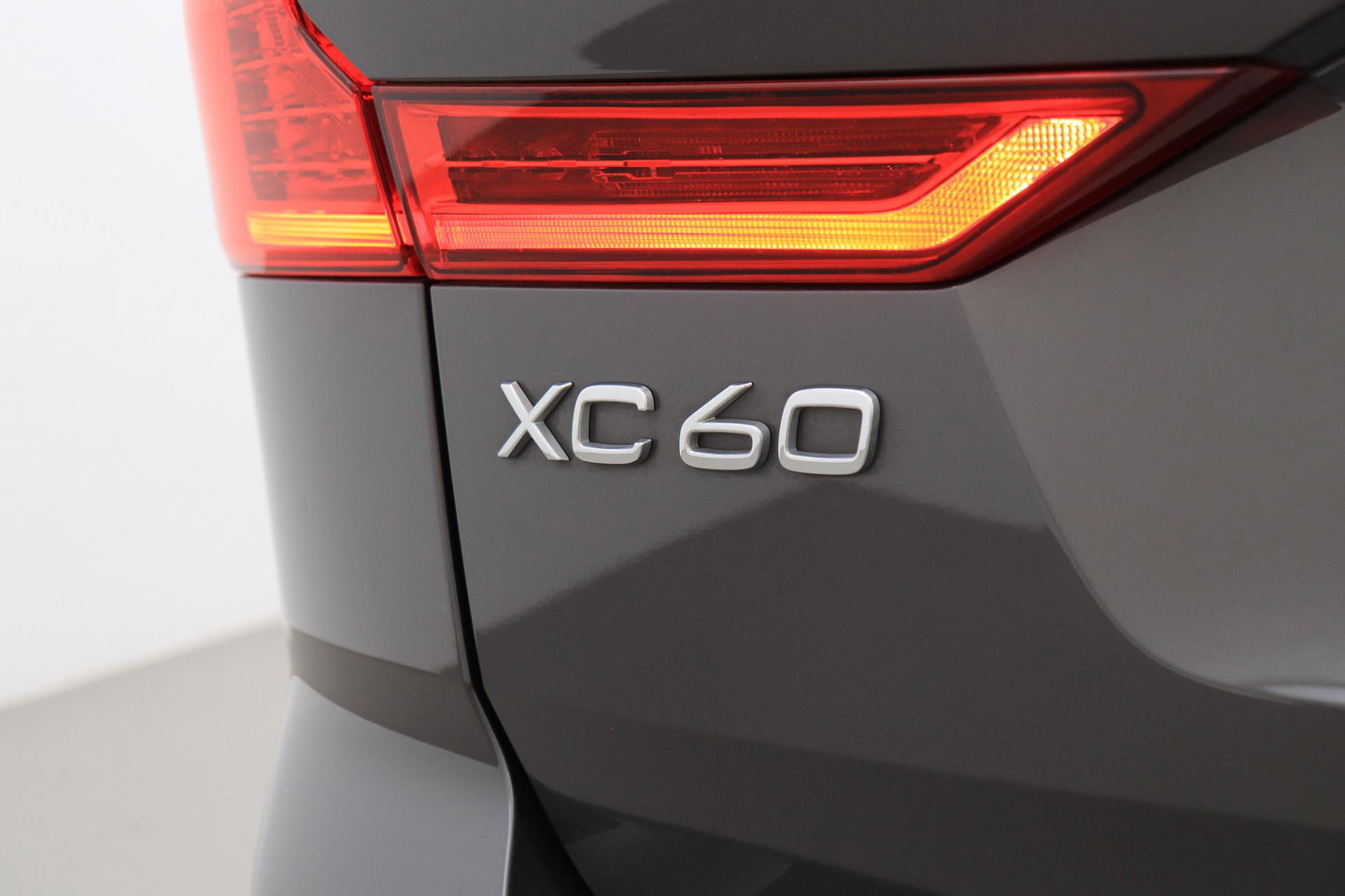 Volvo XC60 B4 Plus Dark | ACC | Camera | BLIS | Memory | Keyless | 19 Inch