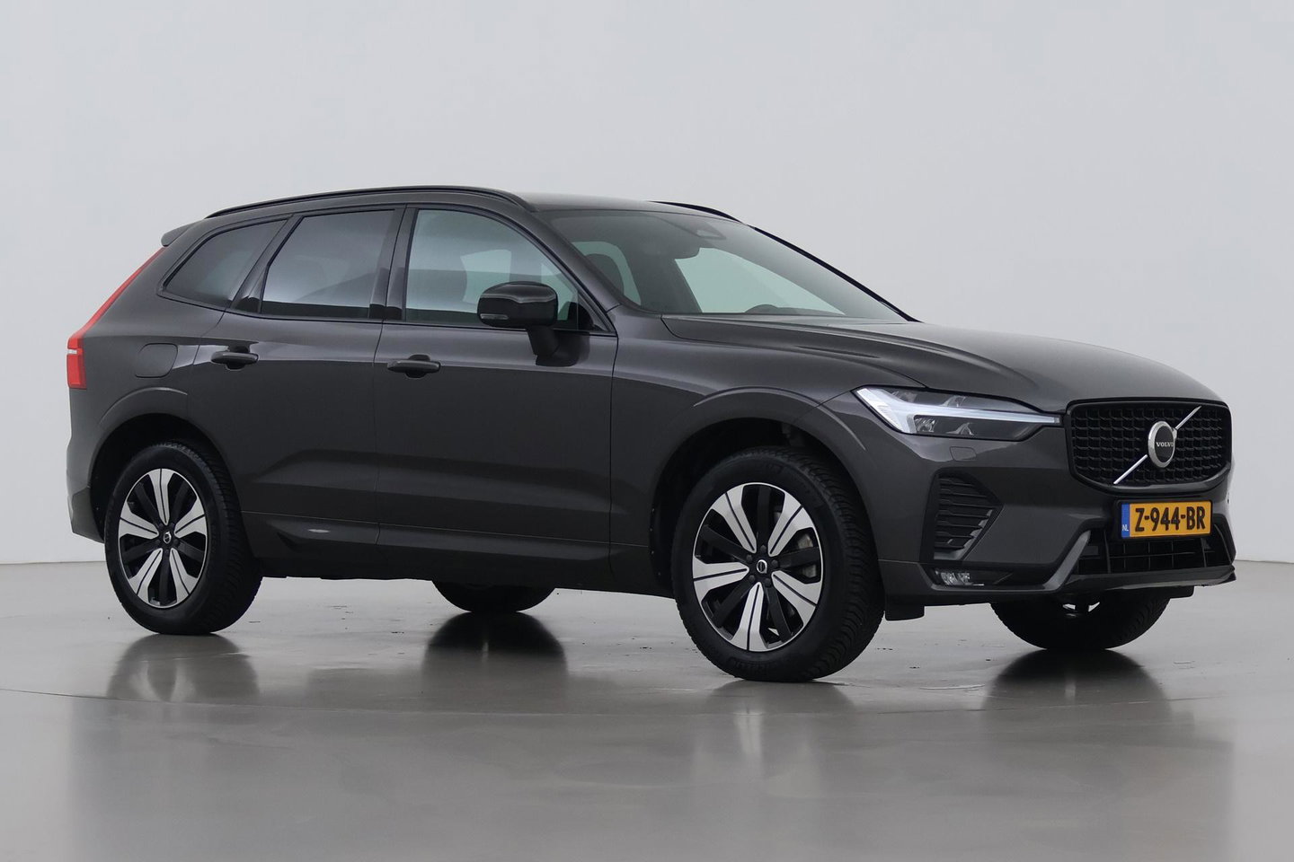 Volvo XC60 B4 Plus Dark | ACC | Camera | BLIS | Memory | Keyless | 19 Inch