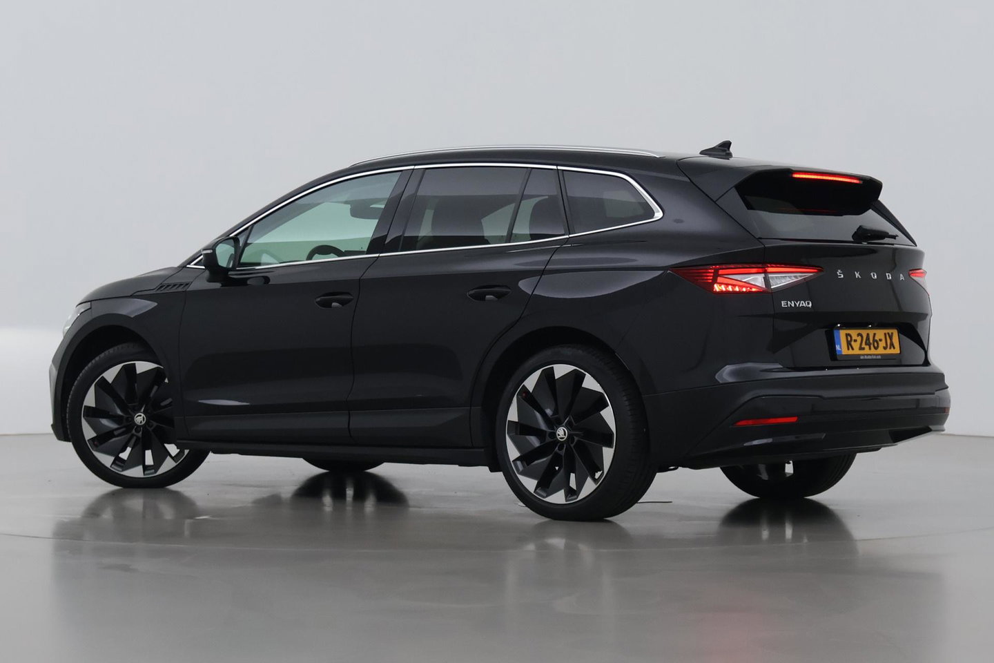 Škoda Enyaq iV 80 | Matrix LED | Camera | Stoel+Stuurverwarming | Verwarmbare Achterbank | Keyless | Leder | 19 Inch