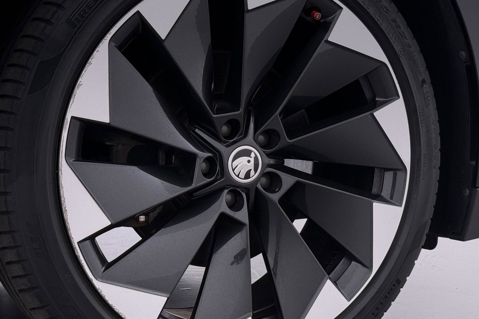 Škoda Enyaq iV 80 | Matrix LED | Camera | Stoel+Stuurverwarming | Verwarmbare Achterbank | Keyless | Leder | 19 Inch