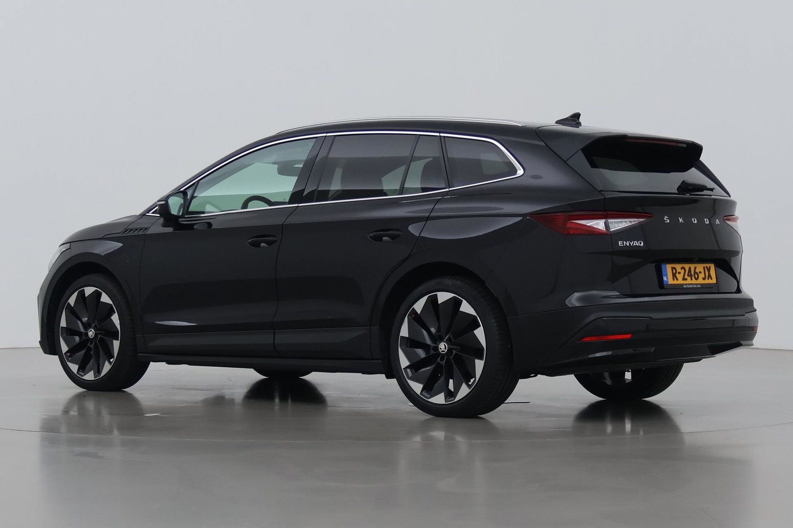 Škoda Enyaq iV 80 | Matrix LED | Camera | Stoel+Stuurverwarming | Verwarmbare Achterbank | Keyless | Leder | 19 Inch