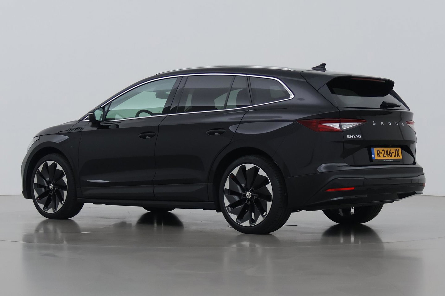 Škoda Enyaq iV 80 | Matrix LED | Camera | Stoel+Stuurverwarming | Verwarmbare Achterbank | Keyless | Leder | 19 Inch