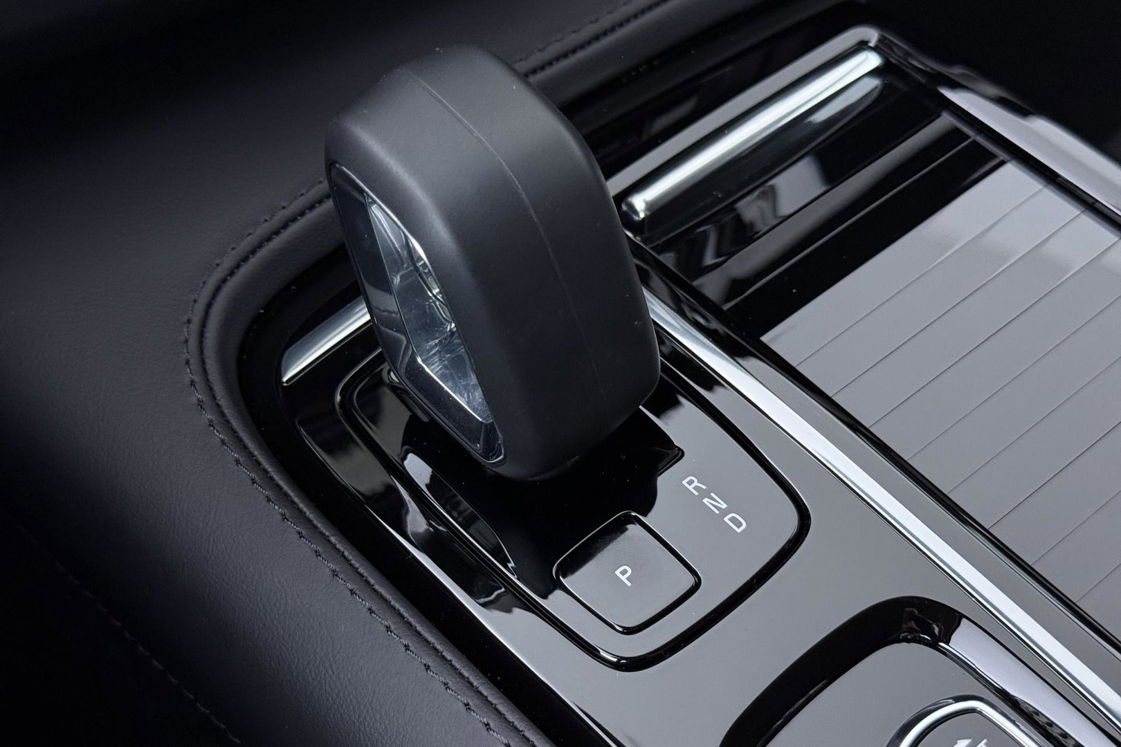Volvo V90 T8 Plug-in hybrid Plus Dark | ACC | 360° Camera | Harman/Kardon | Keyless | Stoel+Stuurverwarming | 19 Inch